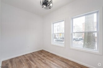 Building Photo - 823 S 17th St