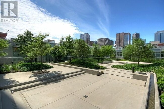 Photo du bâtiment - 131-1131 Regiment Square