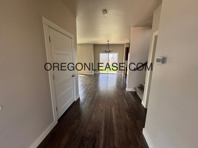 Building Photo - Modern 4-Bedroom Springfield Home with Cus...