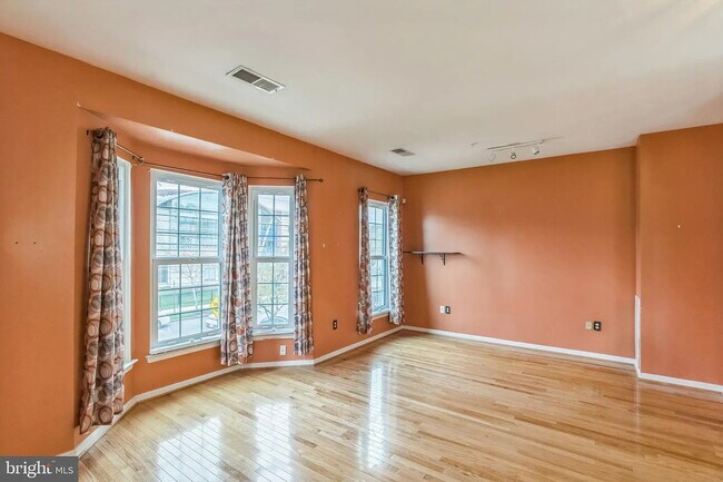 Building Photo - Charming townhouse on Metro bus line, shor...