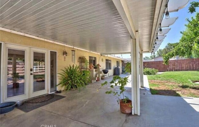 Foto del edificio - 21355 Webster Ave