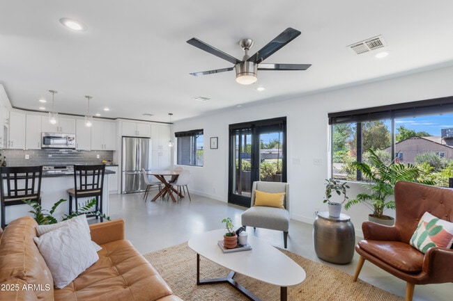 Foto del edificio - 1218 E Clarendon Ave