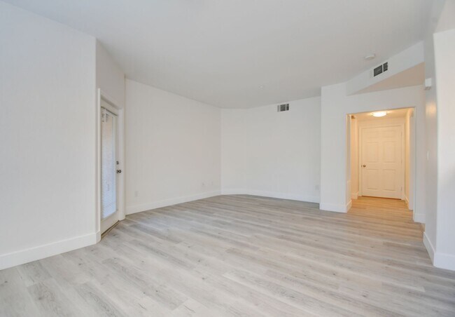 Foto del edificio - Beautifully Updated 2BR/2BA Condo in Gated Horizon Hills — MacDonald Ranch
