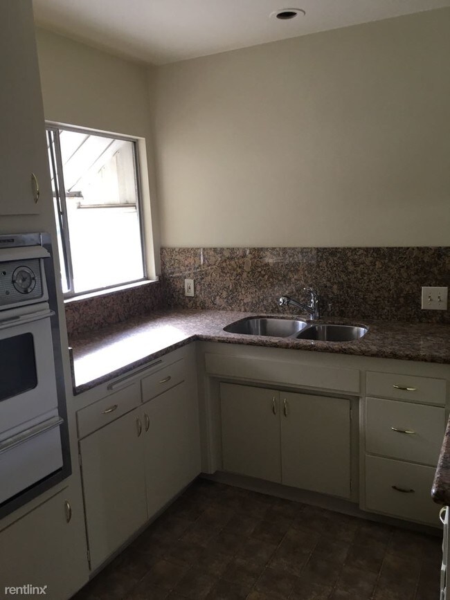 Foto del edificio - 4481 Chevy Chase Dr