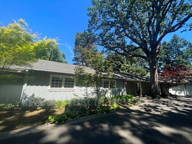 Foto del edificio - 601 Rhododendron Dr