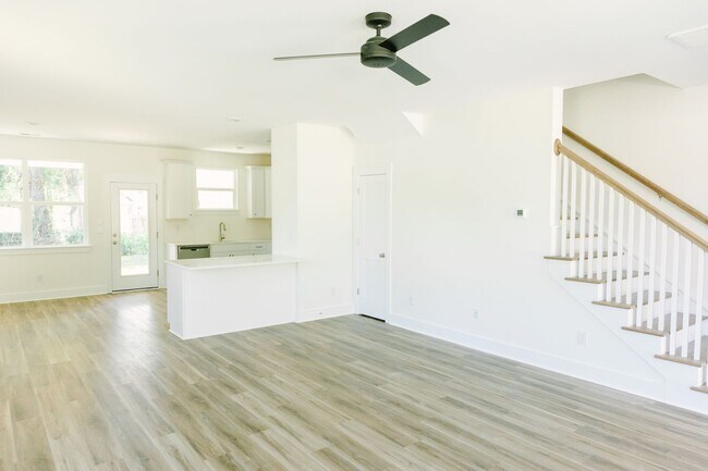 Foto del edificio - 3BD/2.5BA TOWNHOUSE-Walking Distance to Avondale, Greenway and Short Drive to Downtown Charleston...