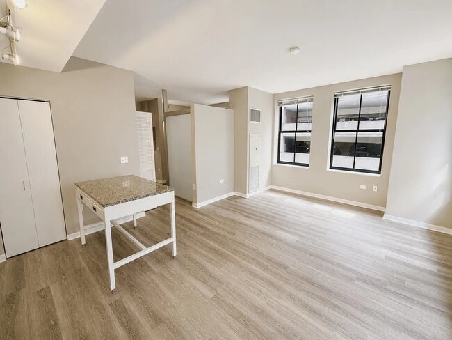 Photo - 159 N Wells St (Chicago, IL) Apartment