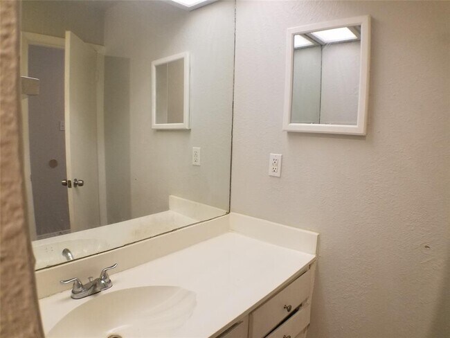 Building Photo - 6715 Sandshof Dr