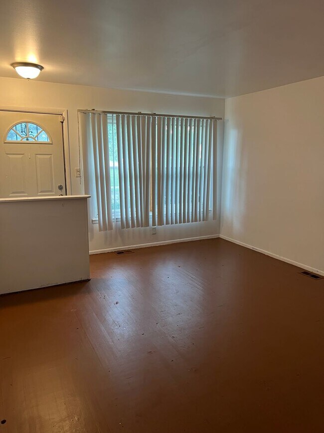 Foto del edificio - 3 Bedroom 1.5 Bath - $1200