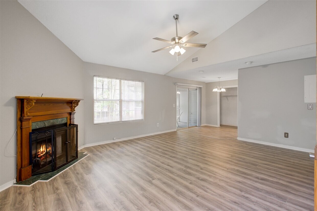 Foto principal - 7945 Parklane Court Apt #E, North Charlest...