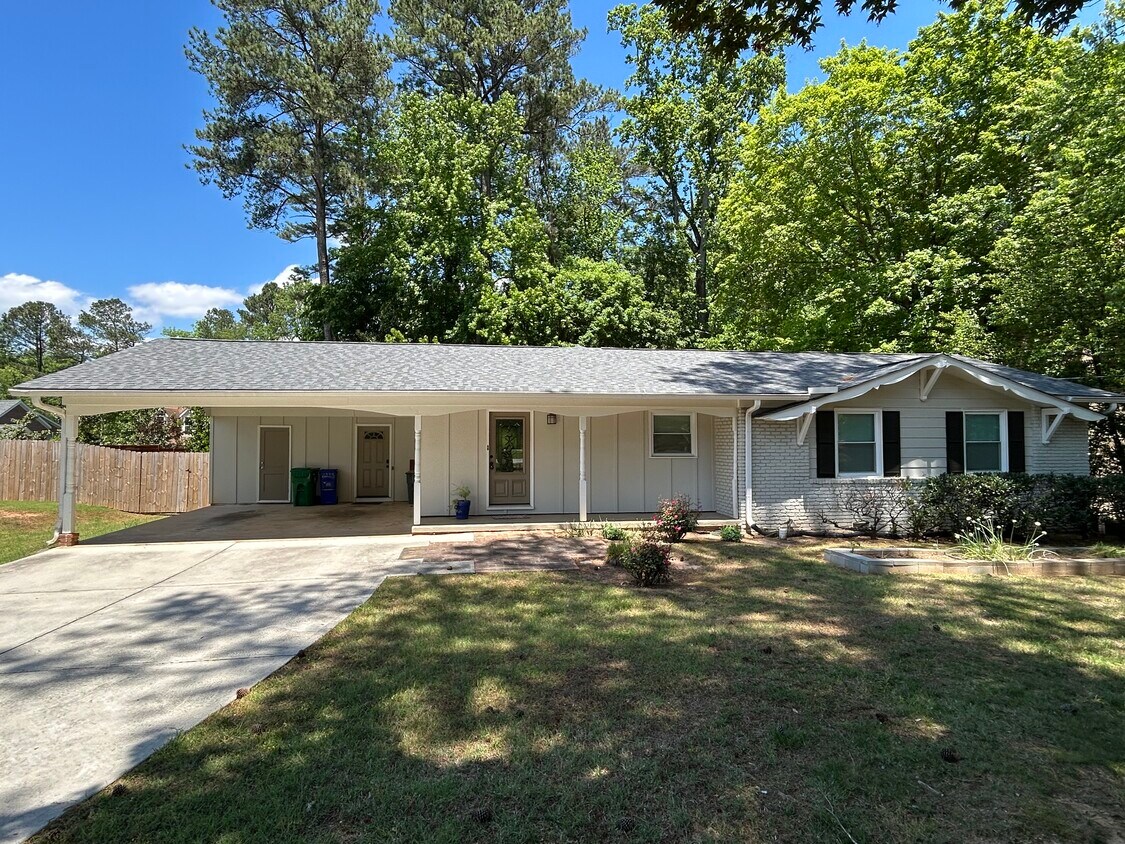 Foto principal - 2228 Meadowvale Dr NE