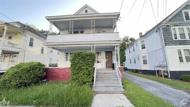 Building Photo - 107 S Cherry St
