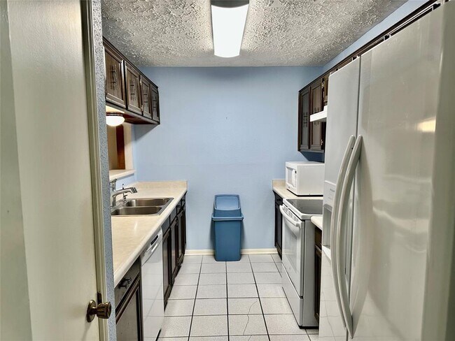 Building Photo - 10960 Bexley Dr
