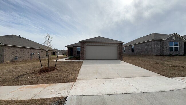 Foto del edificio - A Very Spacious and Beautiful 3 Bedroom 2 Bath Home in Yukon Schools