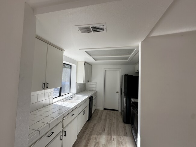 Building Photo - 33030 Rd 233