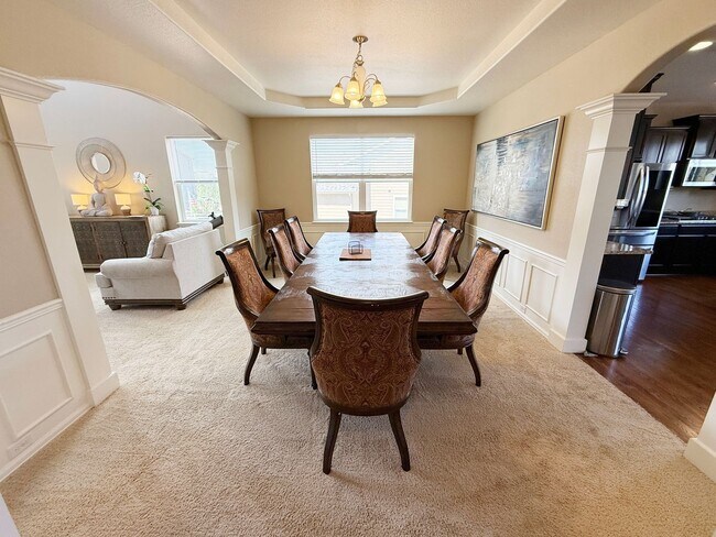 Foto del edificio - Amazing large 2-Story with open floor plan...