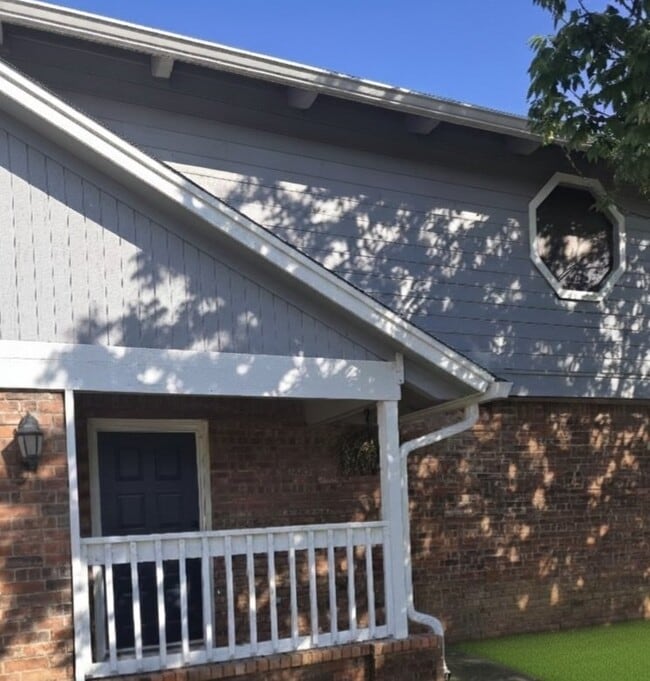 Building Photo - 10 Hilltop Dr
