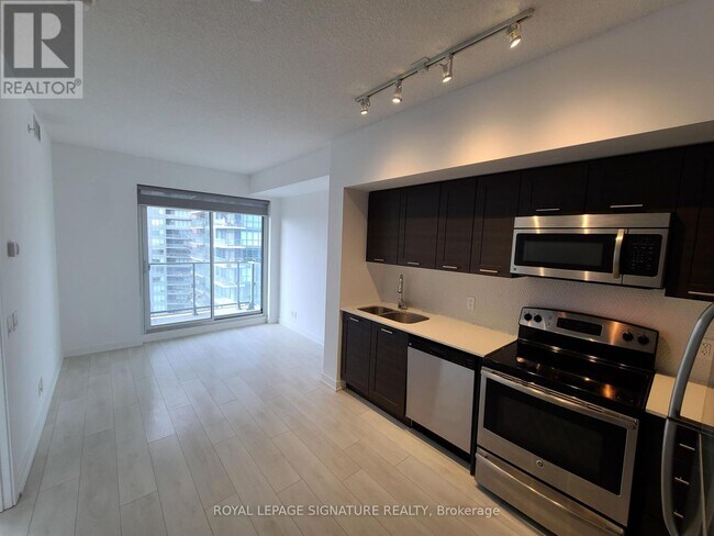 Photo du bâtiment - 2220-2220 Lake Shore Blvd W