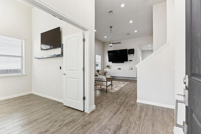 Foto del edificio - 7808 Glover Dr