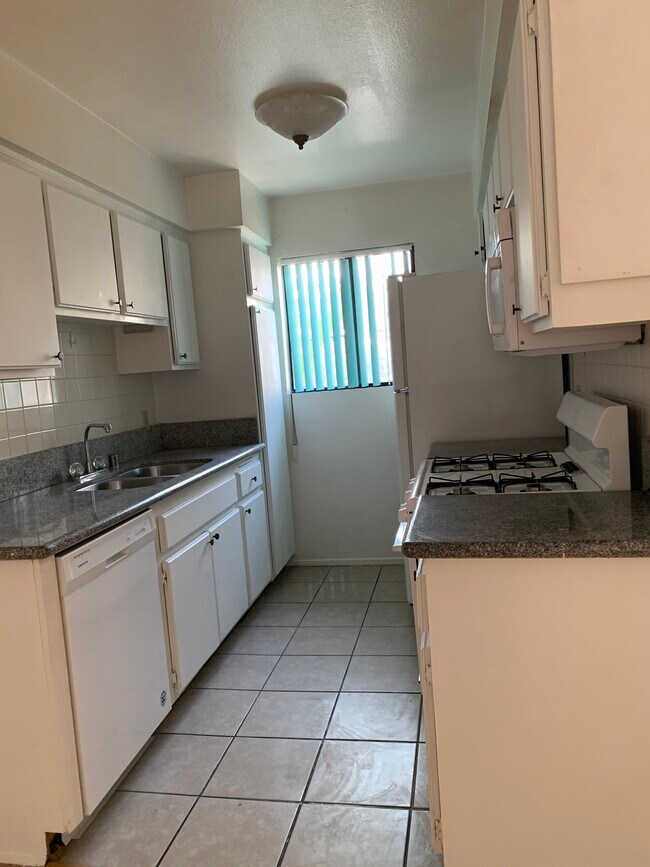 Kitchen - 315 S Harvard Blvd