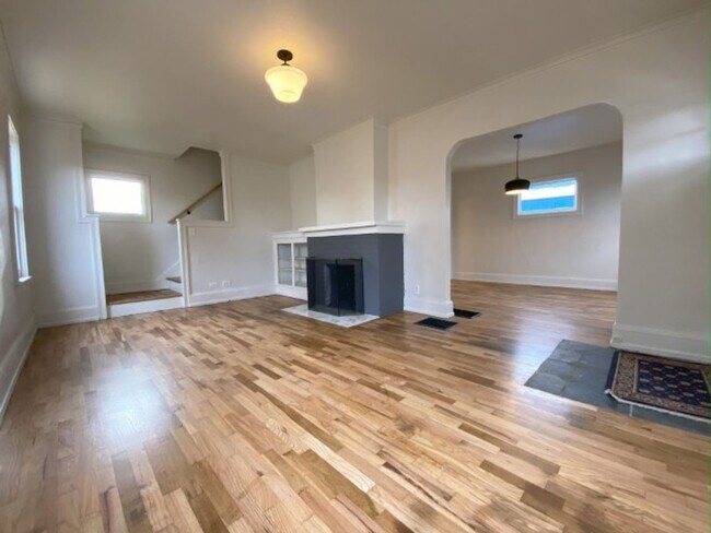Building Photo - Central Tacoma 3 Bed 2 Bath 2 Story Home