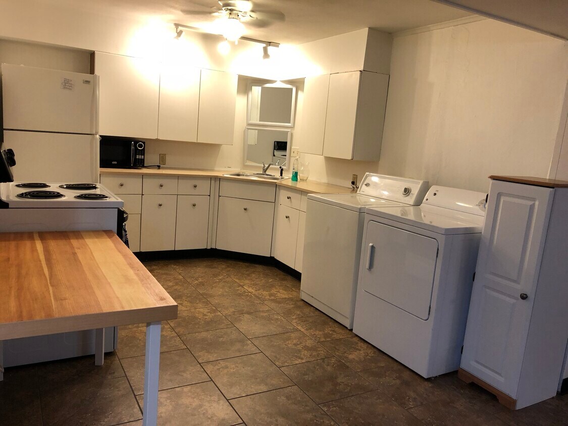 Kitchen washer dryer microwave stove refrigerator - 2420 Buena Vista Dr