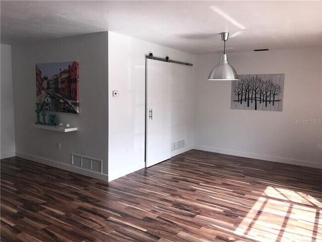 Foto del edificio - 6514 Blue Water Ave