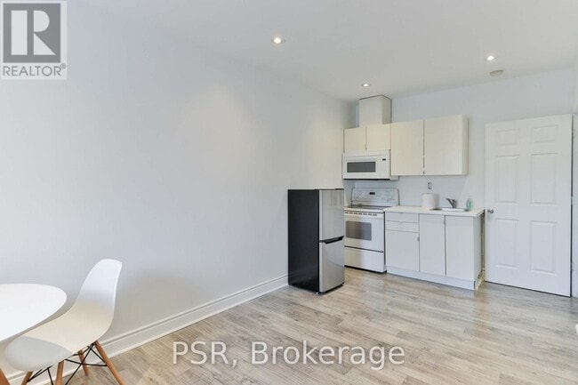 Building Photo - 1364 St Clair Ave W