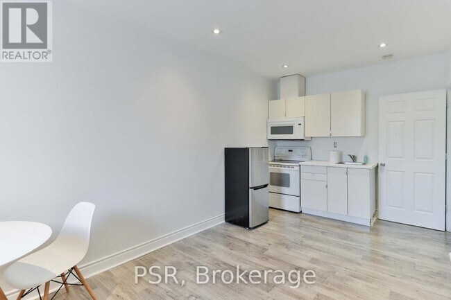 Photo du bâtiment - 1364 St Clair Ave W