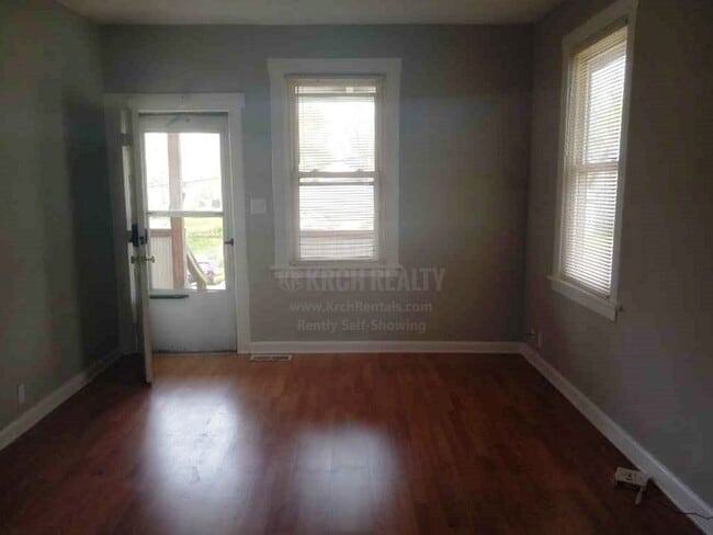 Building Photo - Cute and quiet 2 bedroom, 1 bathroom home!