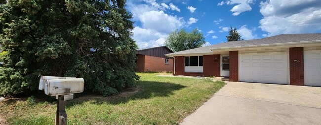 Building Photo - 2 Bedroom | 1 Bathroom Available for Rent!