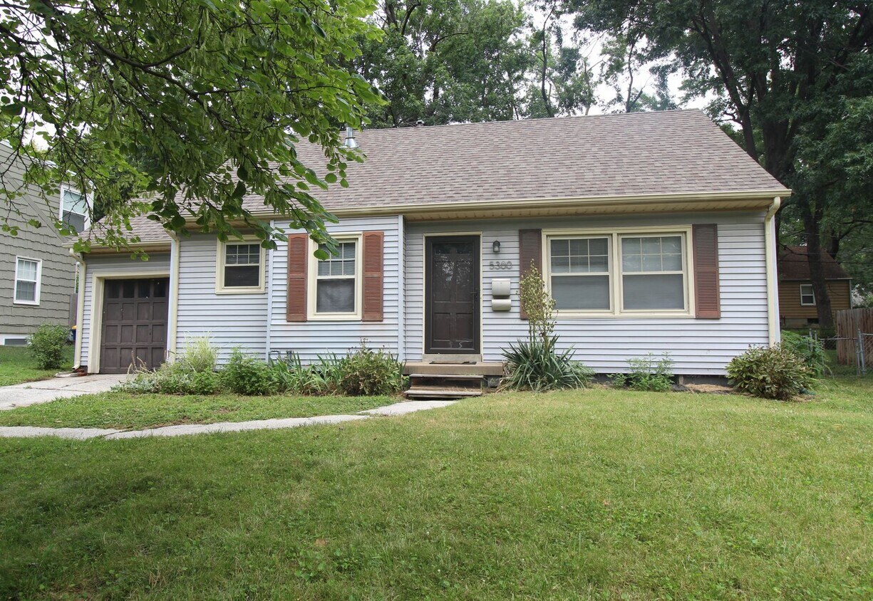 Foto principal - Updated 2 Bedroom 1 Bath Home in Roeland Park