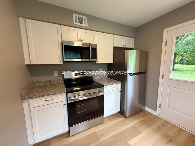 Building Photo - Large Updated 3 Bedroom/2 Bath Duplex in L...