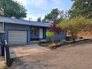 Building Photo - 1165 NE Ridge Ave