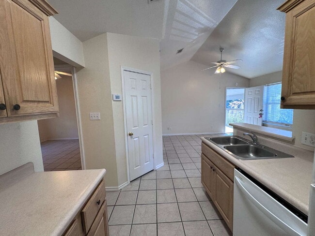 Building Photo - "Charming 1-Bedroom Retreat in San Marcos – Perfect Balance of Comfort and Convenience!"