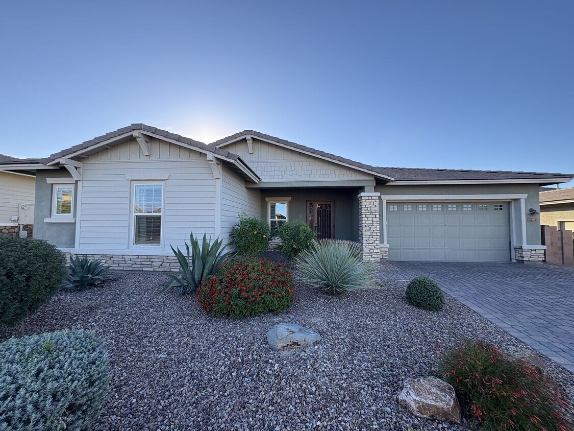 Primary Photo - Dove Mountain 4 bedroom with Den 3,277 sq ...