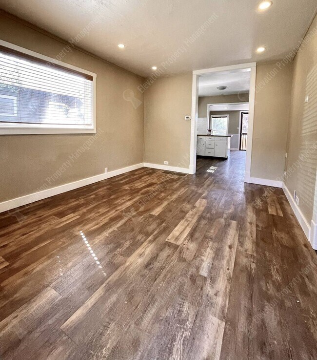 Building Photo - Super charming 2 BR cottage on the westsid...