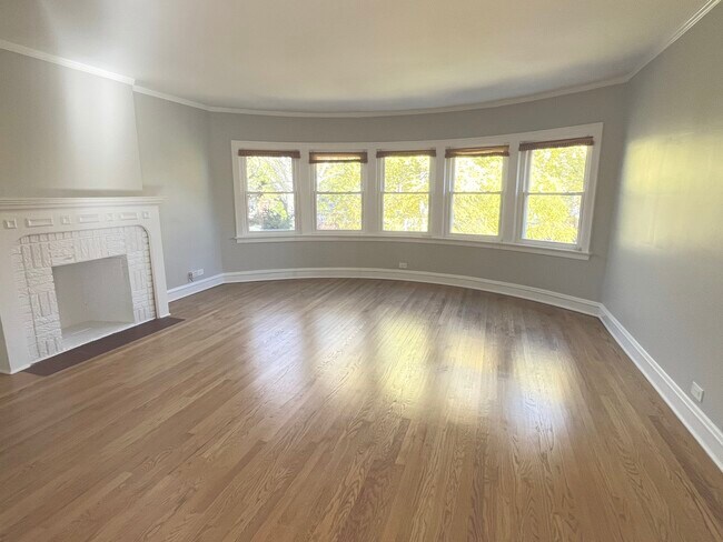 Foto del edificio - 8906 Ewing Ave