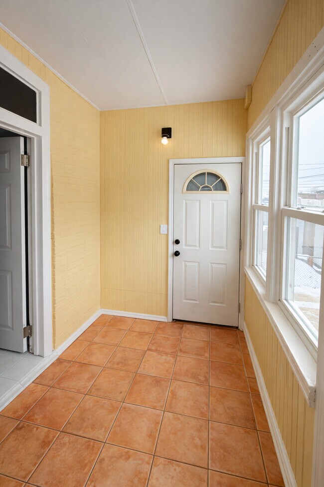 Building Photo - 4925 W Henderson St