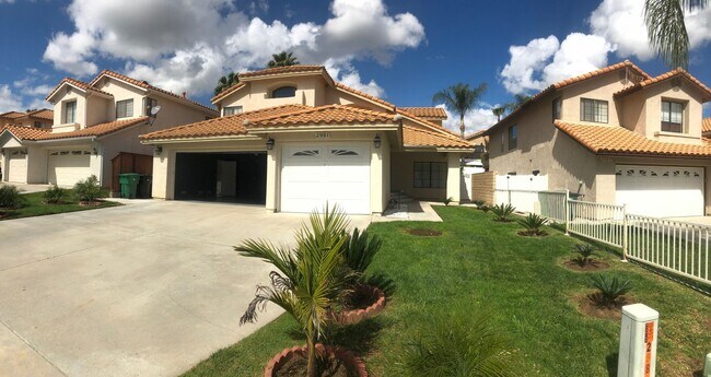 Foto del edificio - Beautiful 4 bedroom - 3 bathroom home in Corona
