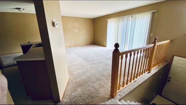 Building Photo - Spacious 2-Bedroom, 2.5 Bathroom, Tri-Leve...