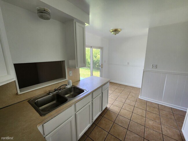 Foto del edificio - 3 br, 1.5 bath House - 17106 Robert St