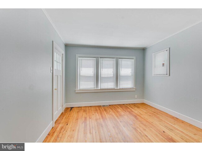 Building Photo - 106 W Crestwood Ave