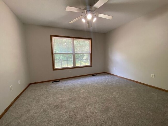 Building Photo - $1,750 | 3 Bedroom, 2 Bathroom DUPLEX | NO...
