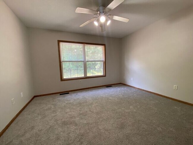 Foto del edificio - $1,750 | 3 Bedroom, 2 Bathroom DUPLEX | NO...
