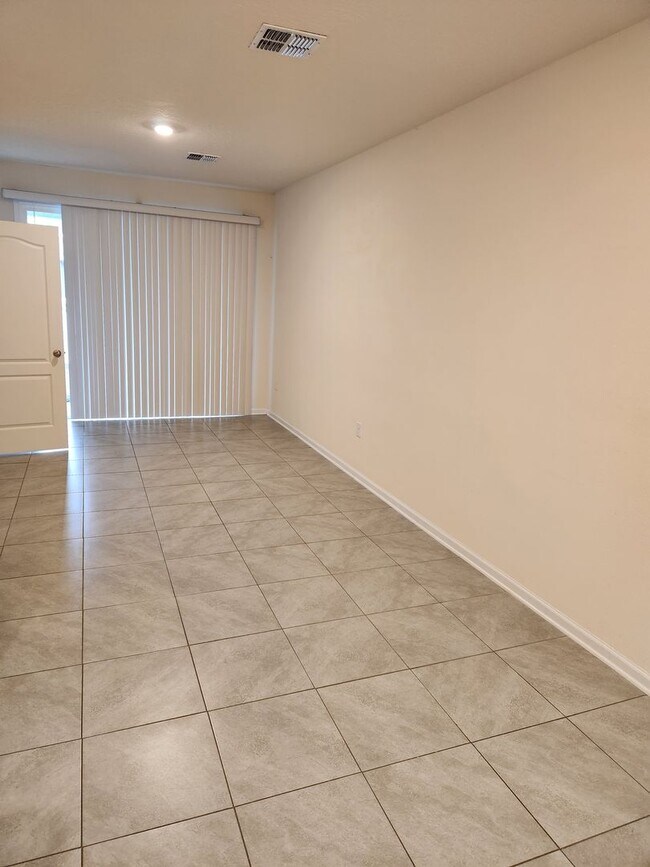 Building Photo - Oakleaf Townhouse Available