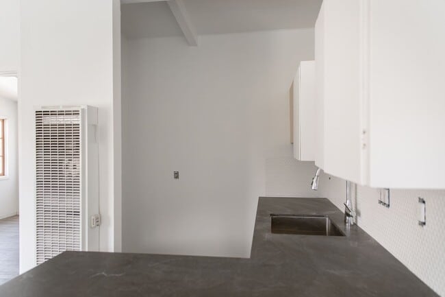 Building Photo - Charming Sunny Pacific Grove Duplex - Available early June
