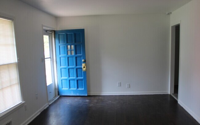 Foto del edificio - Large 5 bed 2 full bath Home in Independence
