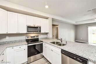 Building Photo - 913 NE 36th Ln