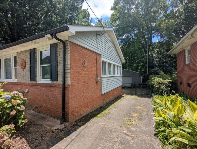 Foto del edificio - Ranch with Fence and 20x30 Garage/Workshop with Electric Close to Light Rail